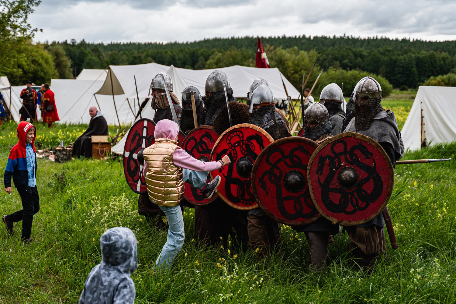 Rzeczpospolita przez wieki - rekonstruktorzy z bractwa Winland, dzieci próbują przełamać ścianę tarcz