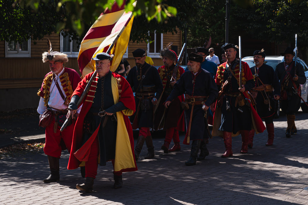 Sarmatyzm wczoraj i dziś - festiwal, rekonstruktorzy maszerują w strojach historycznych