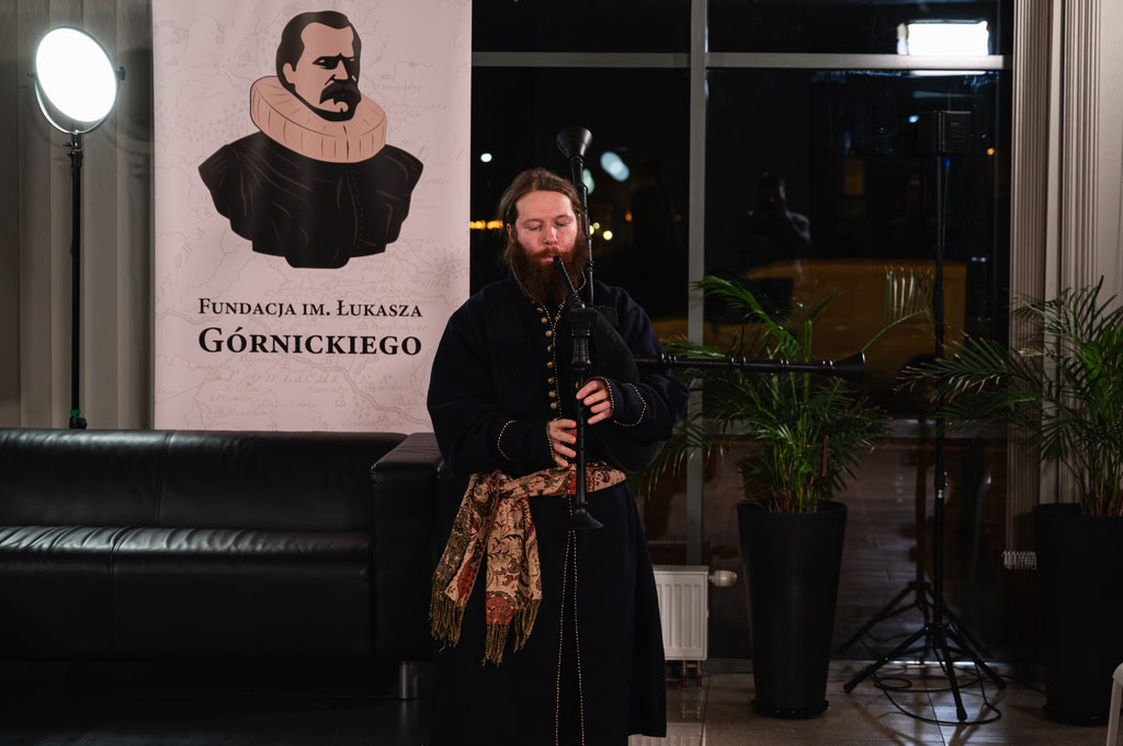 Bezkresy Rzeczpospolitej - człowiek ubrany w strój historyczny gra na dudach