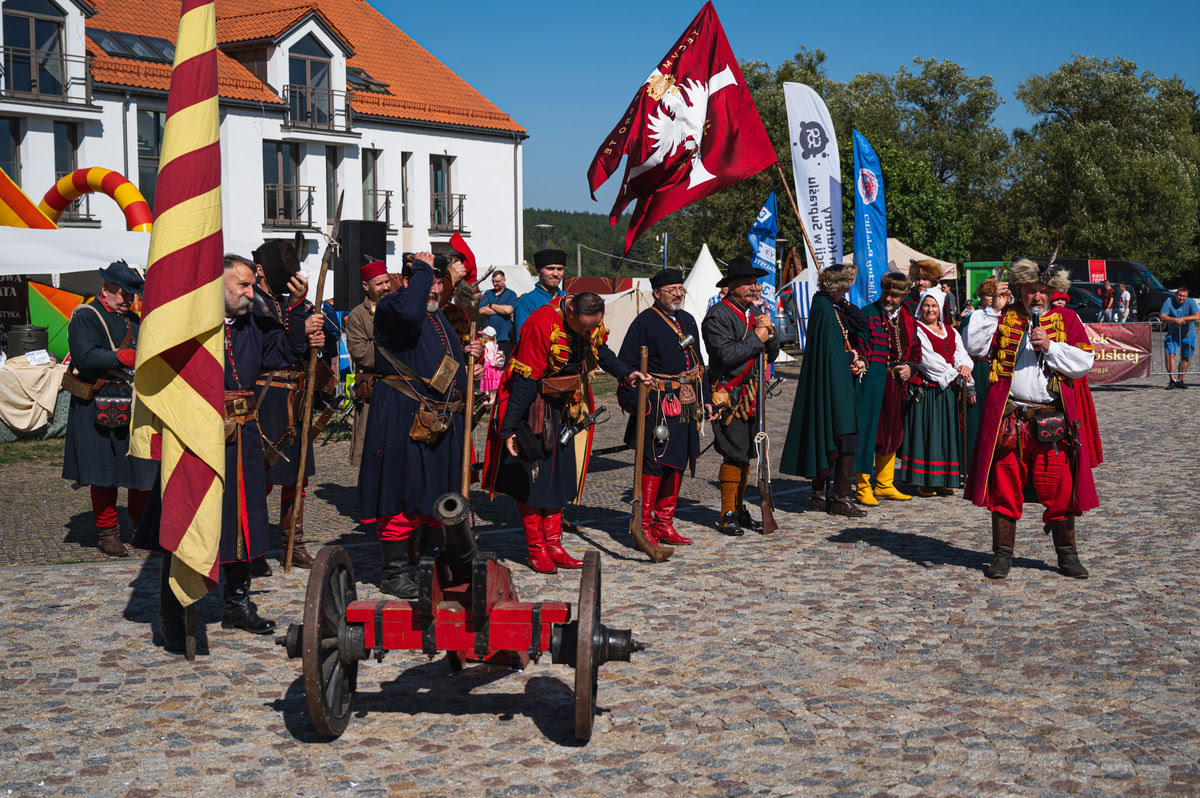 Rekonstruktorzy w strojach z XVII wieku