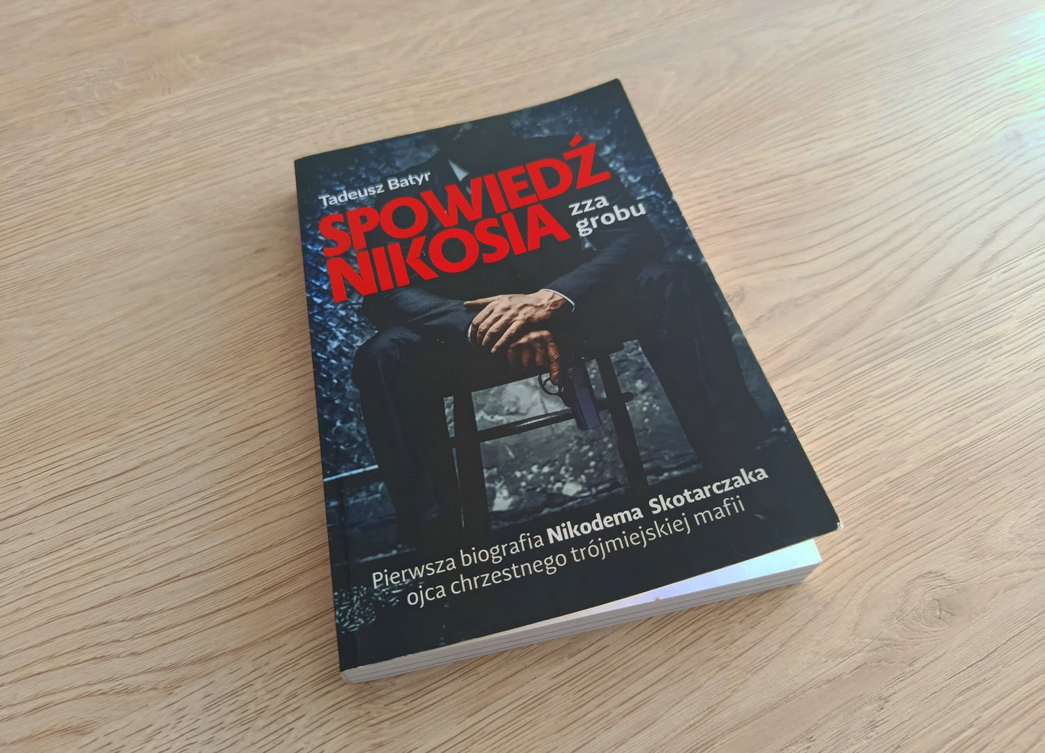 Na stole leży biografia Nikosia - książka Tadeusza Batyra "Spowiedź Nikosia zza grobu"
