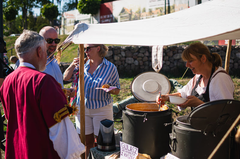 Stoisko gastronomiczne na festiwalu Rzeczpospolita przez wieki