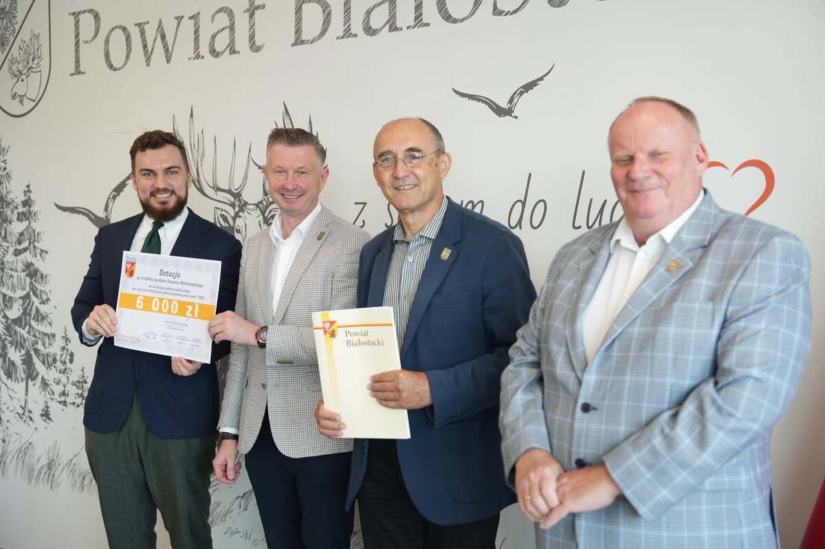 Prezes Zarządu Fundacji im. Łukasza Gónickiego wraz ze starostą oraz członkami zarządu Powiatu Białostockiego