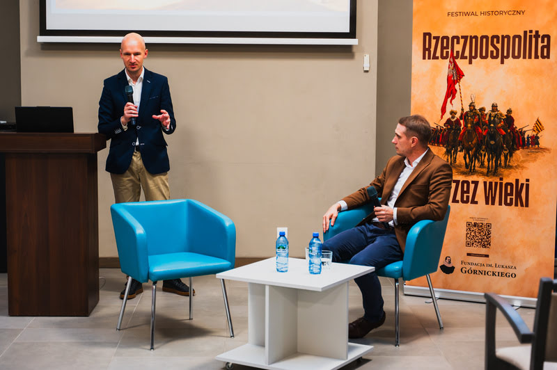 Rozmowa Kuriera Historycznego, mężczyzna po lewej z mikrofonem, drugi siedzi po prawej